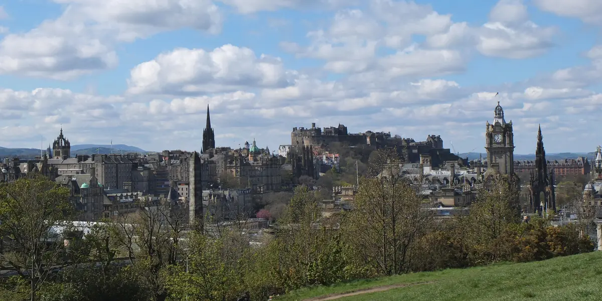 Il profilo di Edimburgo con il castello, visto da Calton Hill