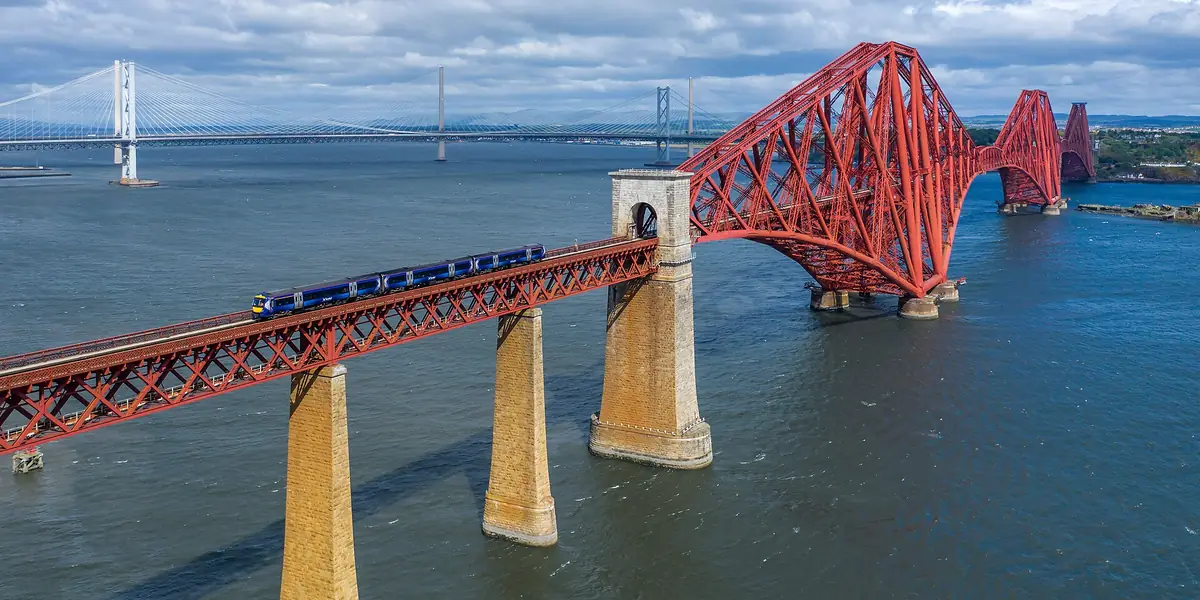 Il Forth Bridge, ponte ferroviario patrimonio Unesco, visto da South Queensferry