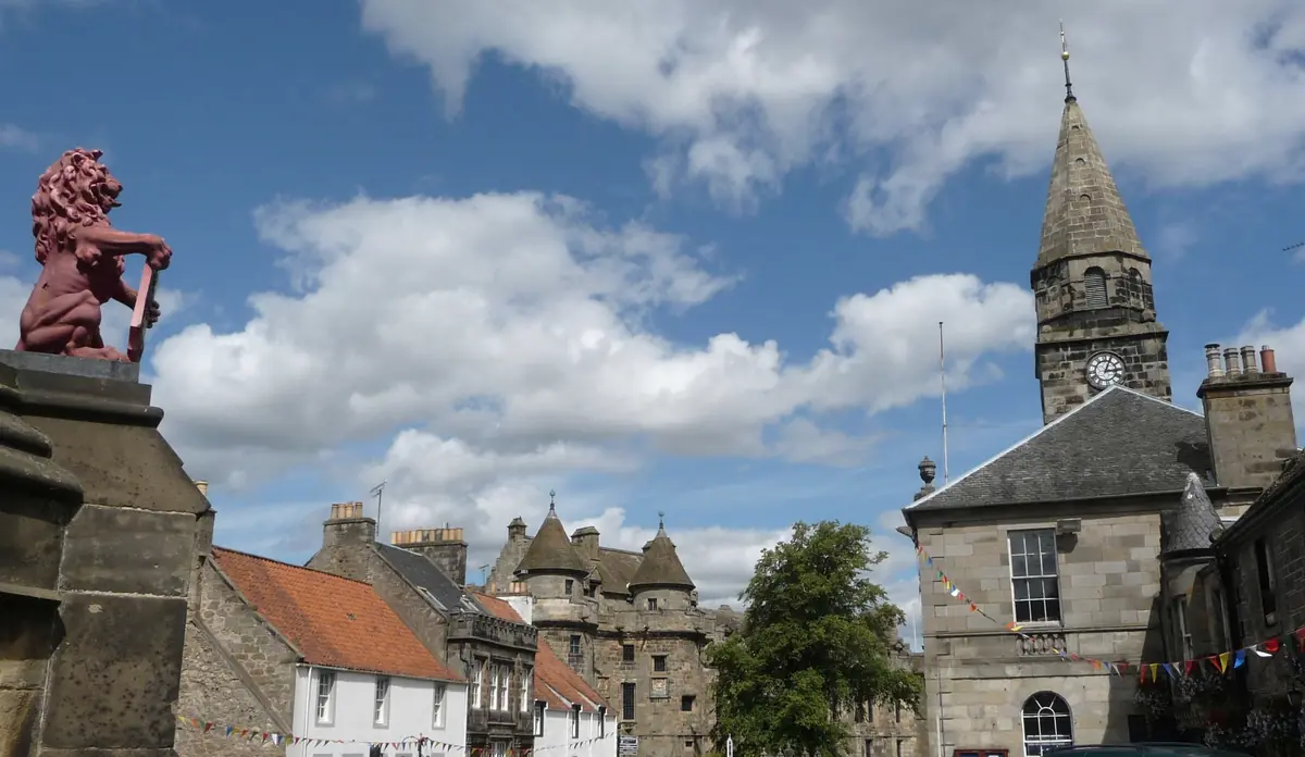 Le case di pietra e la torre del municipio nel villaggio di Falkland