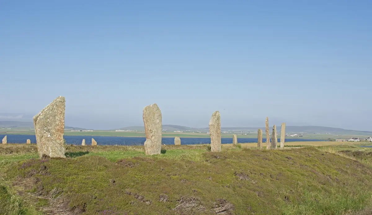 I monoliti del Ring of Brodgar nella brughiera, con il lago sullo sfondo