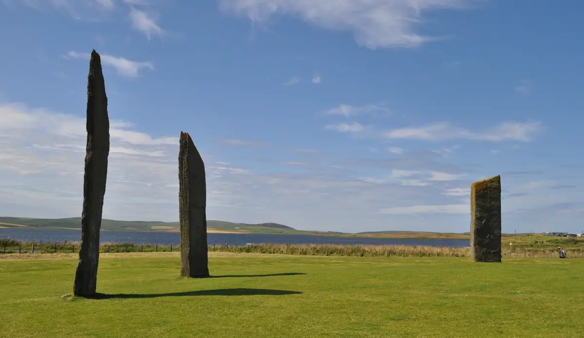 Le Standing Stones of Stenness sul prato verde