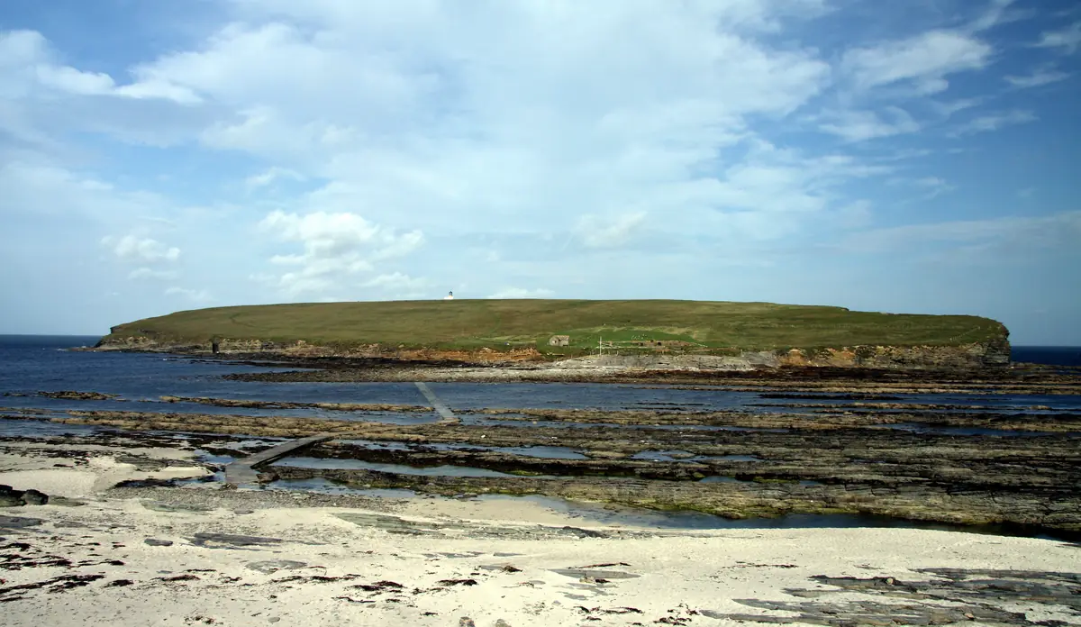 L'isola tidale del Brough of Birsay vista dalla costa con la bassa marea