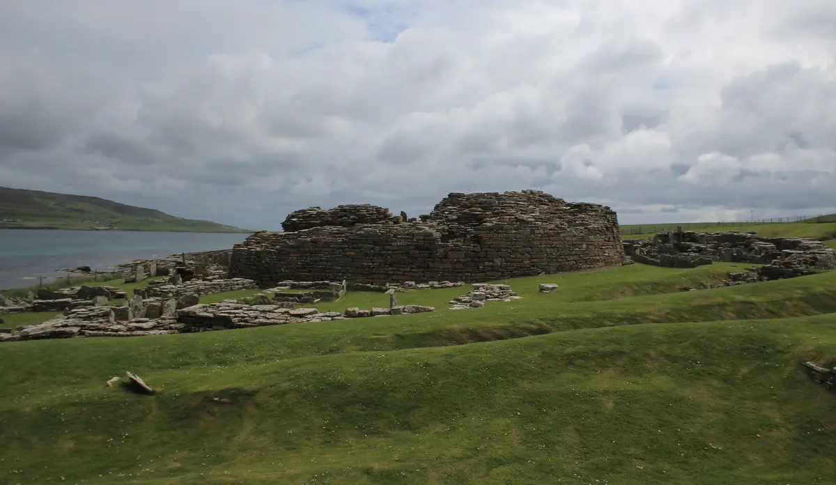 I resti in pietra del Broch of Gurness, sulla costa nord della Mainland