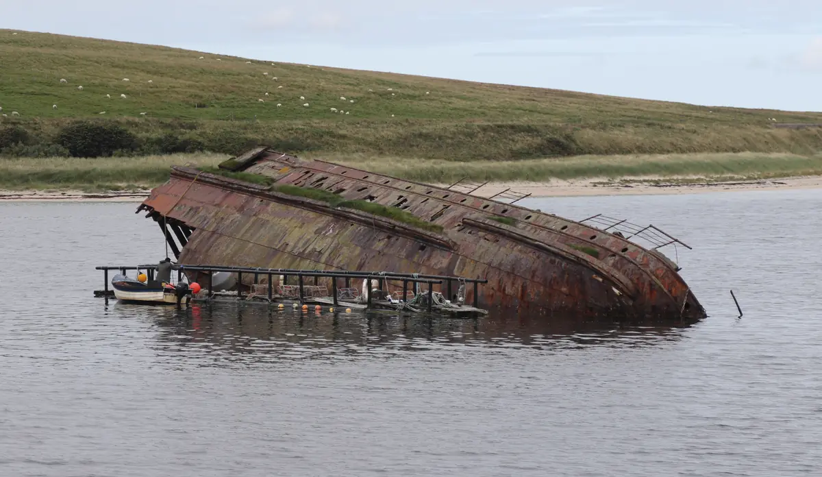 Il relitto di una nave affondata accanto a una delle Churchill Barriers