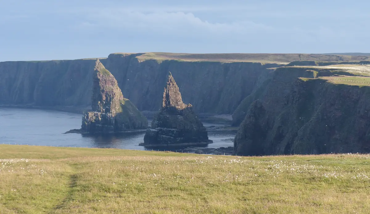 I faraglioni di Duncansby Head che spuntano dal mare