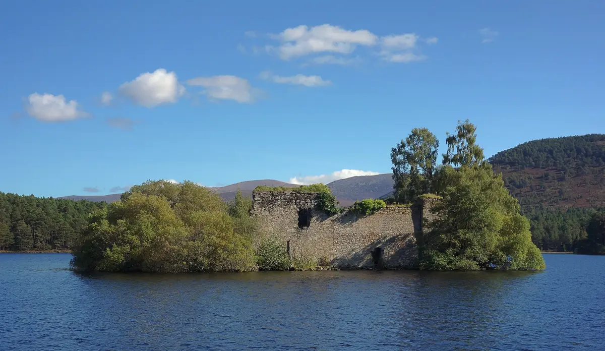 I resti del castello sull'isoletta del Loch An Eilein, fra i pini